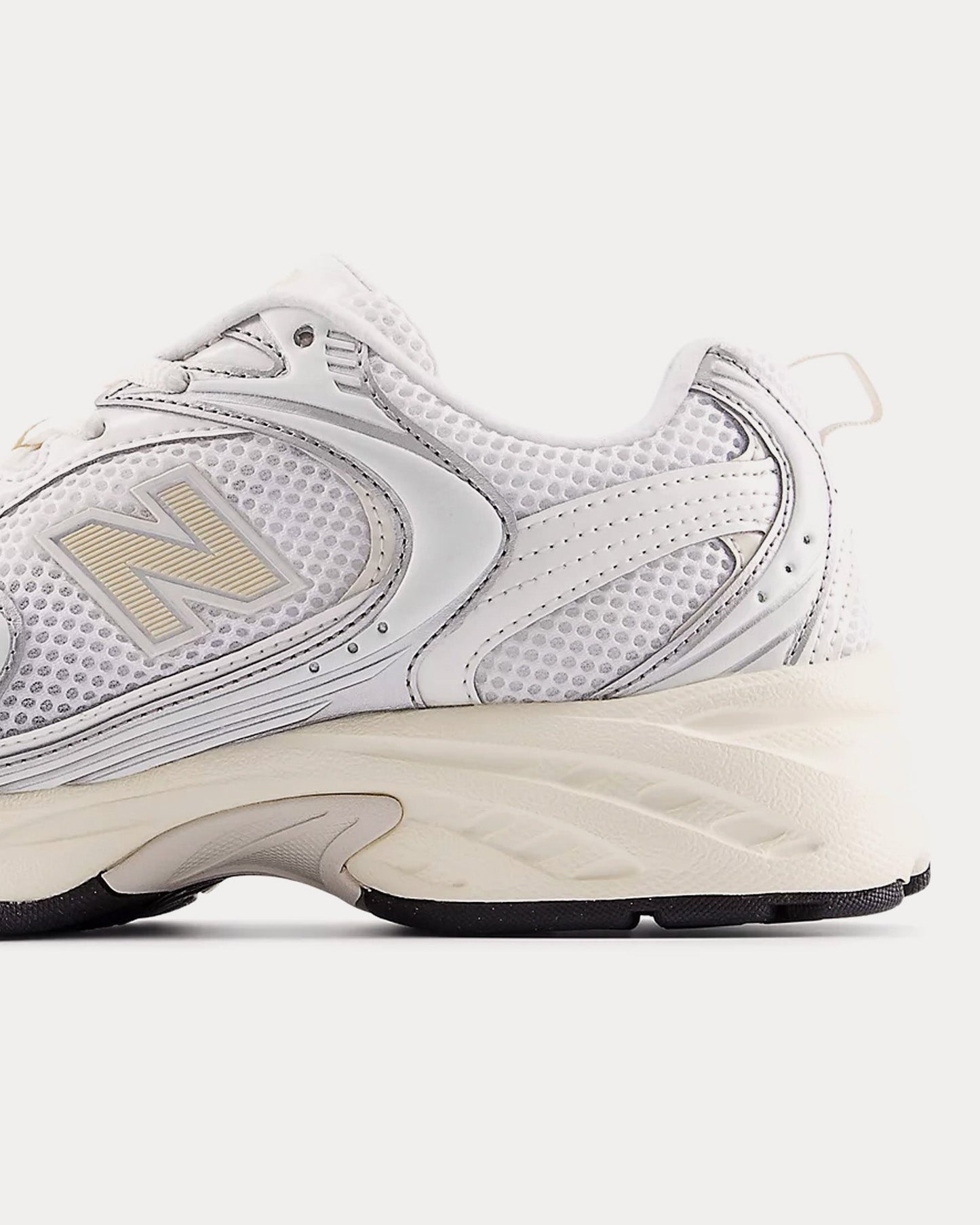 530 Silver Metallic / Linen Low Top Sneakers