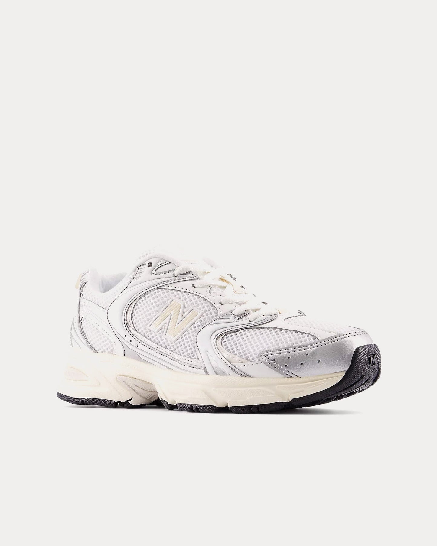 530 Silver Metallic / Linen Low Top Sneakers